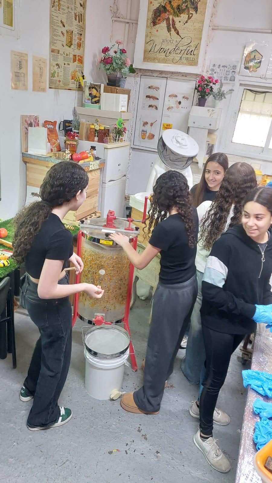תלמידי אשכול הדבוראות בפעילות במכוורת
