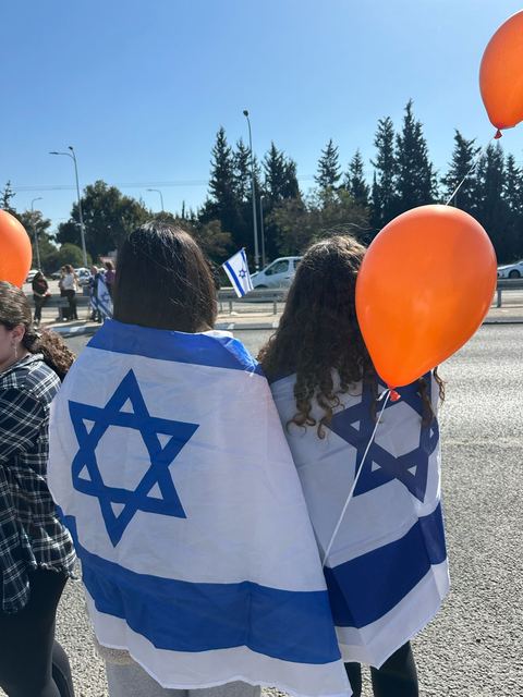 תלמידים בפעילות התנדבות בקהילה