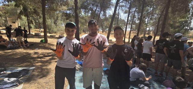 תלמידים בפעילות התנדבות