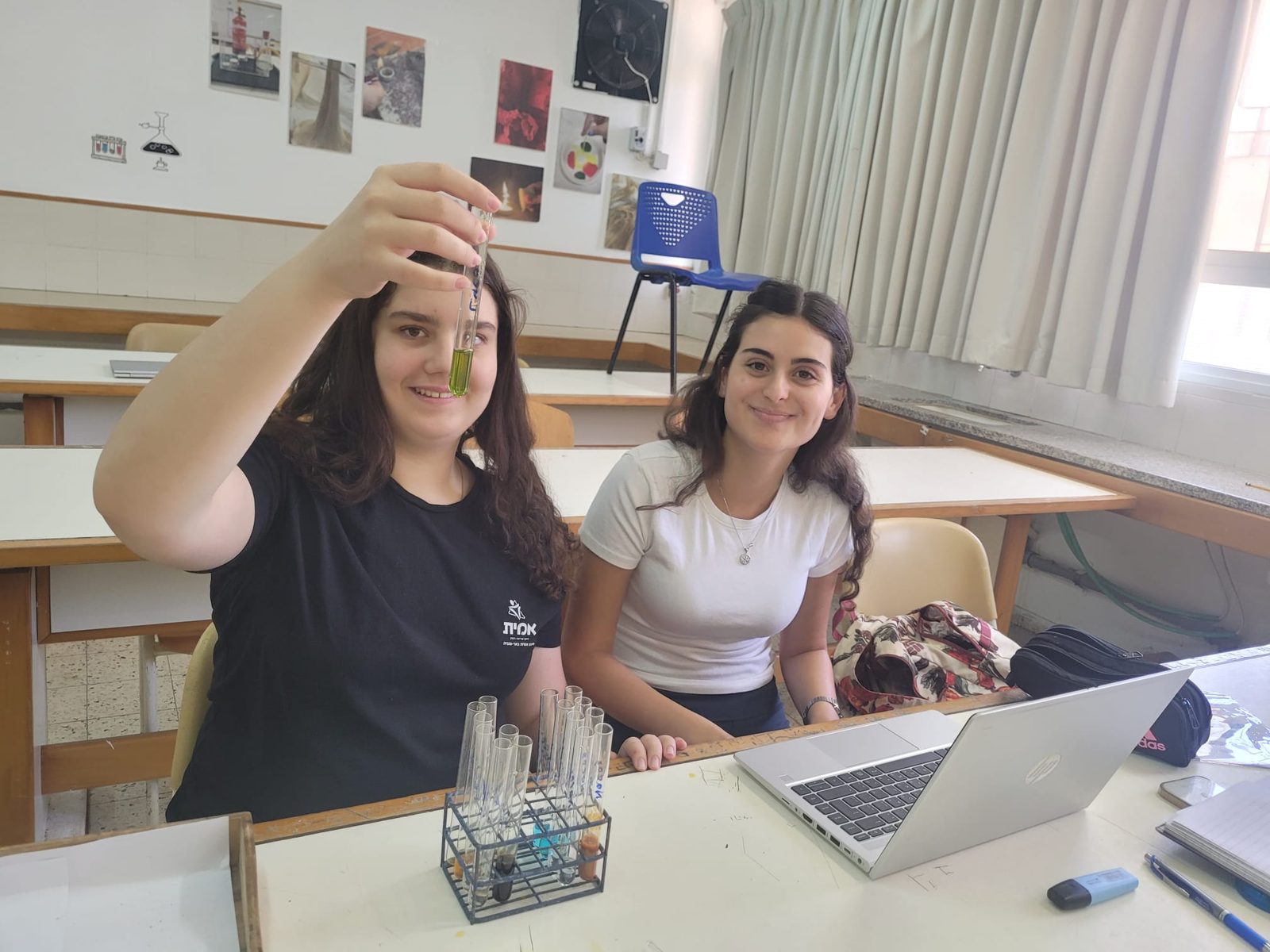 תלמידות מגמת כימיה בניסוי במעבדה