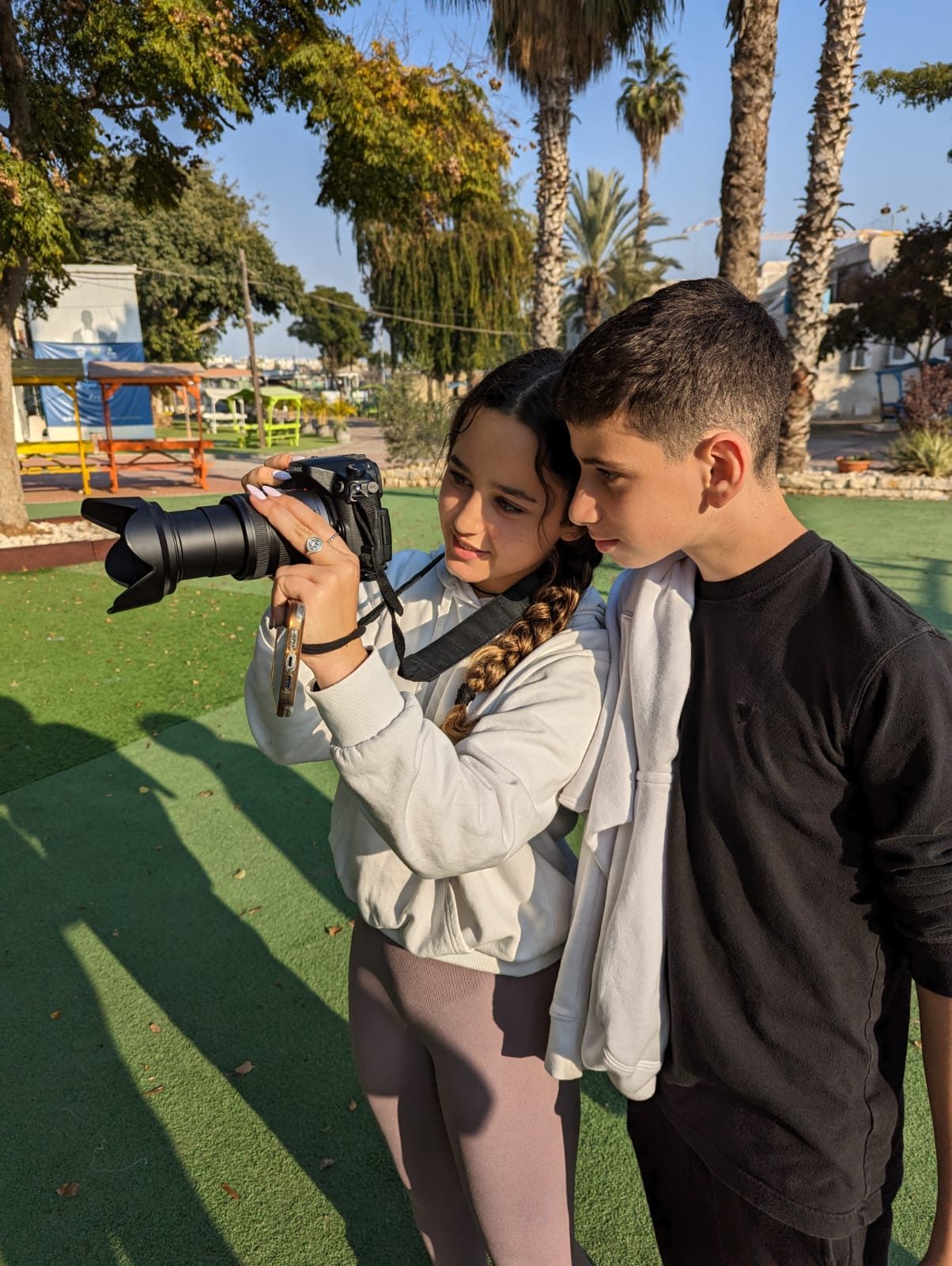 תלמידים באולפן הרדיו והתקשורת